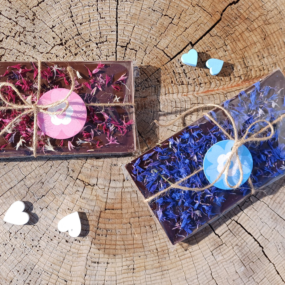 
                      
                        Cioccolato al Latte 42% con Fiori di Fiordaliso Rosa 100g
                      
                    